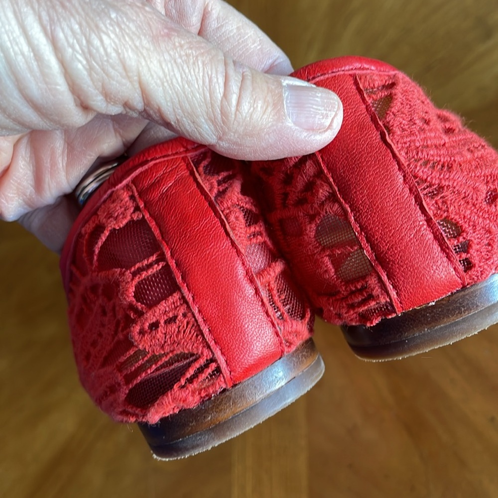 ❤️Red Lace Antonio Milano Flats Size 9 ❤️ - Picture 6 of 9